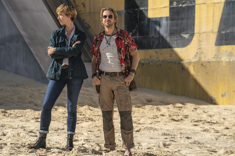 En esta imagen proporcionada por Warner Bros Pictures, Rebecca Hall, izquierda, y Dan Stevens en una escena de Godzilla X Kong: The New Empire. (Warner Bros. Pictures vía AP)