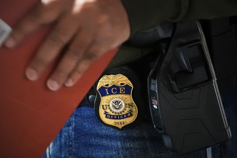 ARCHIVO – Un agente de deportación de Operaciones de Detención y Remoción de la oficina de campo del Servicio de Inmigración y Control de Aduanas en Nueva York realiza una sesión informativa previa a una operación matutina, el martes 17 de diciembre de 2024, en el barrio del Bronx en Nueva York. (AP Photo/Julia Demaree Nikhinson, Archivo)