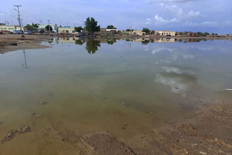 Inundaciones han dejado incomunicadas a varias poblaciones de un valle cerca de la ciudad de Abu Hamdan, el 7 de agosto de 2024, en el norte de Sudán. (AP Foto/ Samira Hassan)
