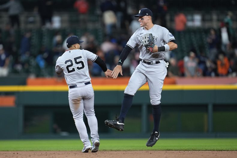 El venezolano Gleyber Torres y Aaron Judge festejan el último out de los Yanquis de Nueva York en el duelo ante los Tigres de Detroit, el martes 29 de agosto de 2023 (AP Foto/Paul Sancya)
