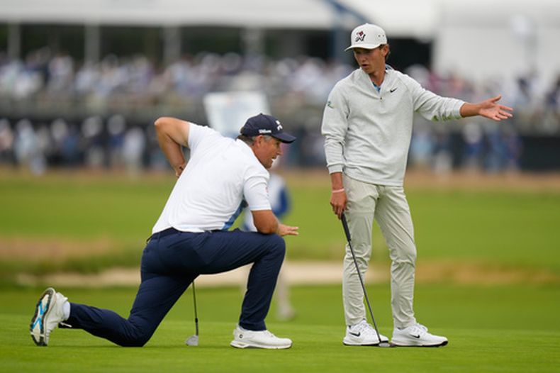Miles Russell y Padraig Harrington hablan en el cuarto hoyo en la primera ronda del Abierto de Estados Unidos en Shinnecock Hills Golf Club en Southampton, Nueva York el jueves 18 de junio del 2026. (AP Foto/Seth Wenig)