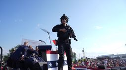 El expresidente Donald Trump, es rodeado por agentes del Servicio Secreto en la tarima, durante un acto de campaña, el sábado 13 de julio de 2024, en Butler, Pensilvania. (Foto AP/Evan Vucci).