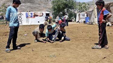 americateve | Unos ni&ntilde;os juegan a las canicas en un campo de refugiados para sirios en Kab Elias, L&iacute;bano, el 29 de abril de 2014. (Foto AP/Bilal Hussein)