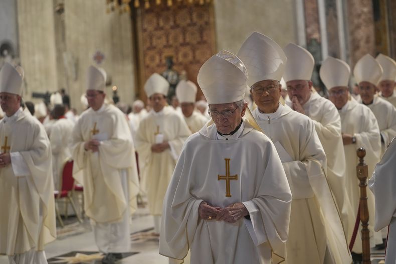 ARCHIVO - Los cardenales salen de una misa en el octavo de nueve días de duelo por el papa Francisco, en la basílica de San Pedro del Vaticano, el sábado 3 de mayo de 2025. (AP Foto/Alessandra Tarantino, Archivo)