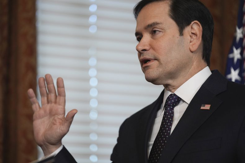 El secretario de Estado de EEUU, Marco Rubio, rinde juramento ante el vicepresidente estadounidense JD Vance en el recinto de la Casa Blanca, en Washington, el martes 21 de enero de 2025. (AP Foto/Evan Vucci)