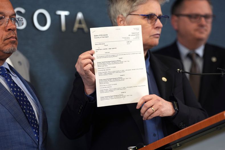 La fiscal del condado de Hennepin, Mary Moriarty, sostiene un documento en el que se detallan los cargos contra el agente del ICE Christian Castro durante una conferencia de prensa, el lunes 18 de mayo de 2026, en el Centro de Gobierno del condado de Hennepin, en Minneapolis, Minnesota. (Renée Jones Schneider/Minnesota Star Tribune via AP, Archivo)