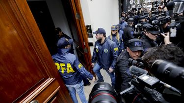 Cristina Fernández y policía discuten sobre allanamiento