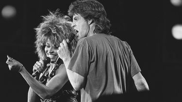 ARCHIVO - Tina Turner y Mick Jagger durante su presentación en el concierto Live Aid en Filadelfia el 14 de julio de 1985. Turner, la imparable cantante, murió el miércoles después de una larga enfermedad en su casa en Küsnacht, cerca de Zúrich, Suiza, dijo su mánager. Tenía 83 años. (Foto AP/Amy Sancetta, archivo)