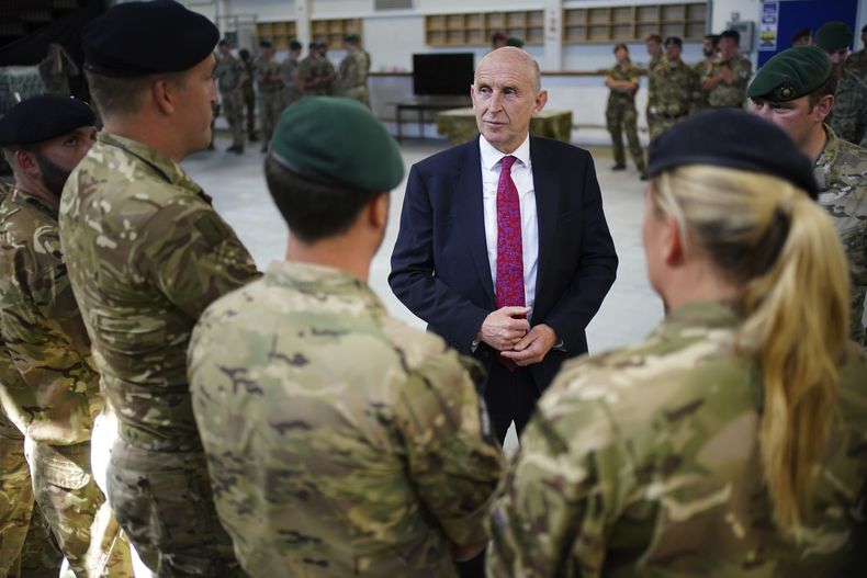 ARCHIVO - El secretario británico de Defensa, John Healey, visita a militares británicos en el Campamento Bloodhound, Limassol, Chipre, el miércoles 2 de octubre de 2024. (Yui Mok/Pool via AP, Archivo)