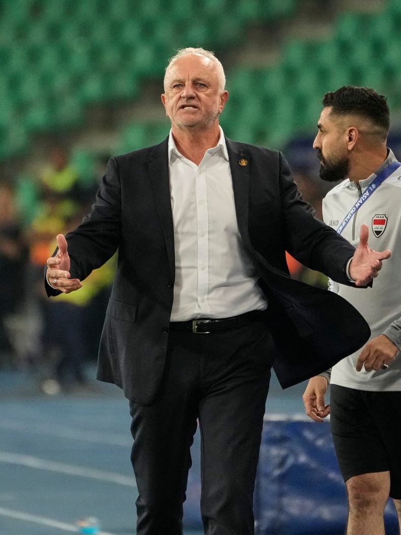 Graham Arnold, seleccionador de Irak, festeja la victoria contra Emiratos Árabes Unidos en la eliminatoria mundialista, el 18 de noviembre de 2025, en Basora (AP Foto/Hadi Mizban)