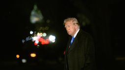 El presidente Donald Trump camina desde el Marine One a su llegada al jardín sur de la Casa Blanca en Washington, el domingo 2 de febrero de 2025. (AP Foto/Rod Lamkey, Jr.)