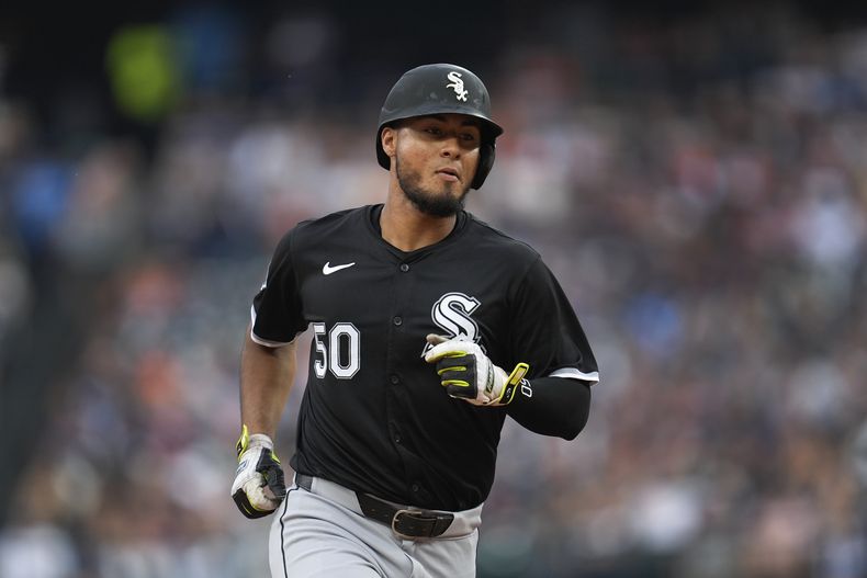 El venezolano de los Medias Blancas de Chicago, Lenyn Sosa recorre la tercera base en su cuadrangular de tres carreras ante los Tigres de Detroit en el tercer capítulo del juego de béisbol, el domingo 29 de septiembre de 2024, en Detroit. (AP Photo/Paul Sancya)