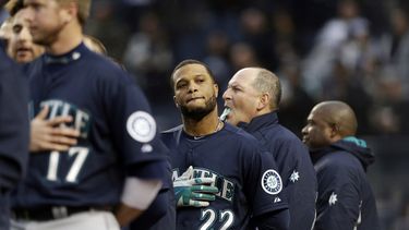 americateve | El dominicano Robinson Can&oacute;, de los Marineros de Seattle, escucha el Himno Nacional de Estados Unidos antes del juego del martes 29 de abril de 2014, que marc&oacute; su regreso al Yankee Stadium (AP Foto)