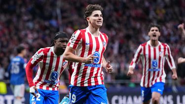 Julián Álvarez (19) celebra tras anotar el gol de penal para el Atlético de Madrid en el empate 1-1 contra Arsenal en la ida de las semifinales de la Liga de Campeones, el miércoles 29 de abril de 2026, en Madrid. (AP Foto/Manu Fernández)