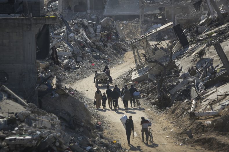 Palestinos regresan a las ruinas tras bombardeos israelíes en Beit Lahia, Franja de Gaza, el 29 de enero del 2025 (AP foto/Jehad Alshrafi)