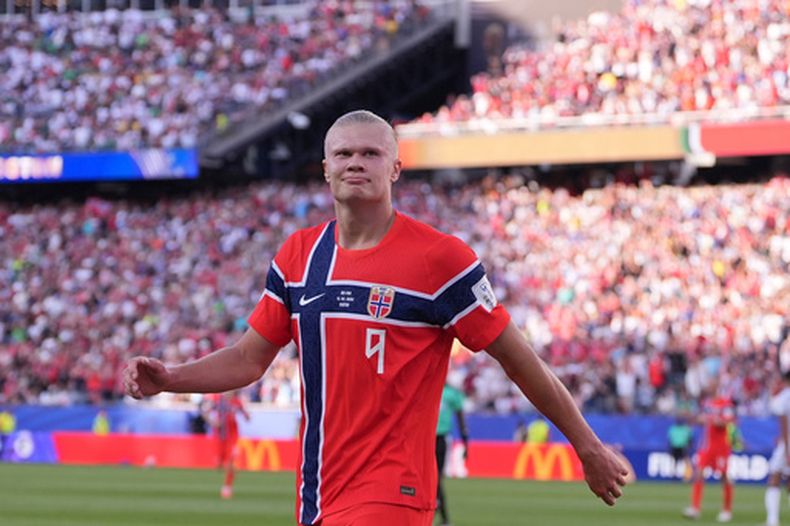 Erling Haaland, de la selección de Noruega, festeja tras anotar el segundo tanto de su conjunto ante Irak en la Copa del Mundo, el martes 16 de junio de 2026, en Foxborough, Massachusetts (AP Foto/Charles Krupa)