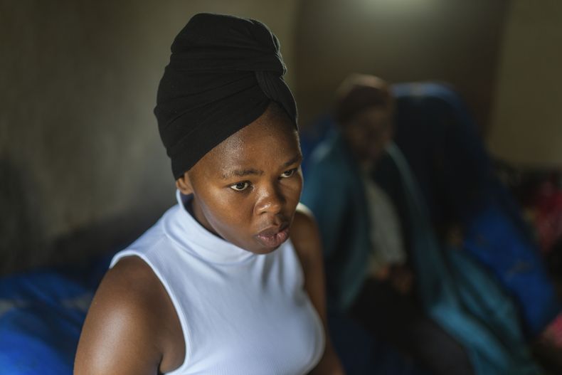 Nozuko Majola, una persona afectada por los recortes en la asistencia estadounidense, en su vivienda en Umzimkhulu, Sudáfrica. (AP foto/Jerome Delay)