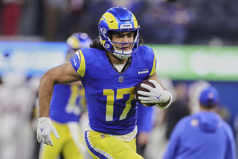 ARCHIVO - Foto del sábado 28 de diciembre del 2024, el receptor de los Rams de Los Angeles Puka Nacua calienta antes del juego ante os Cardinals de Arizona. (AP Foto/Ryan Sun, Archivo)