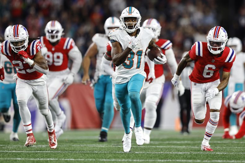 El corredor de los Dolphins de Miami Raheem Mostert corre para anotar un touchdown de 43 yardas en el cuarto periodo del encuentro ante los Patriots de Nueva Inglaterra el domingo 17 de septiembre del 2023. (AP Foto/Michael Dwyer)