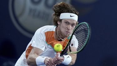 Rublev vence a Evans en Dubái; Djokovic irá contra Khachanov