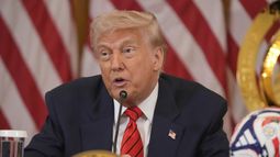 El presidente Donald Trump durante una reunión del grupo de trabajo de la FIFA para la Copa Mundial de 2026 en la Casa Blanca, el martes 6 de mayo de 2025, en Washington. (AP Foto/Mark Schiefelbein)