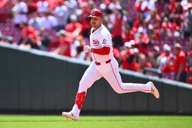Nathaniel Lowe (31) de los Rojos de Cincinnati avanza a segunda base tras conectar un doble ante los Rockies de Colorado, el jueves 30 de abril de 2026. (AP Foto/Ben Jackson)