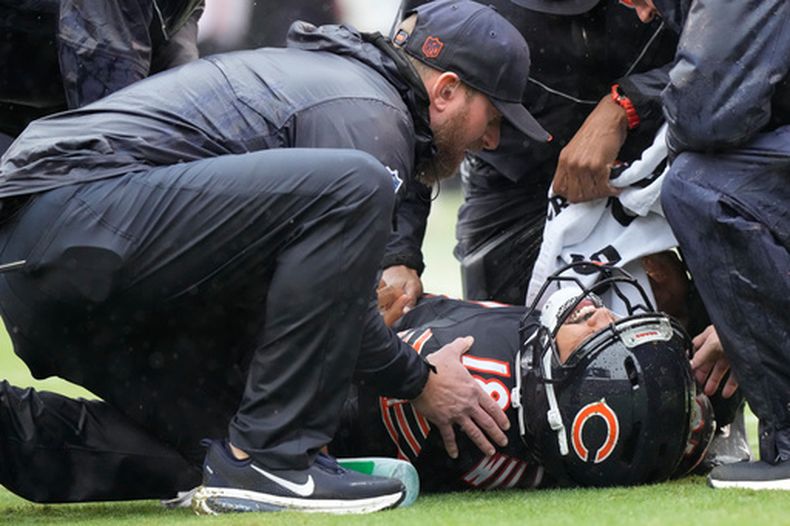 El quarterback de los Bears de Chicago Caleb Williams tendido en el suelo con una lesión durante el encuentro ant los Vikings de Minnesota el domingo 20 de septiembre del 2026. (AP Foto/Nam Y. Huh)