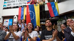 La gente aplaude mientras observa la ceremonia del Premio Nobel de la Paz para la líder opositora venezolana María Corina Machado en Noruega, durante una sesión en directo en Buenos Aires, Argentina, el miércoles 10 de diciembre de 2025. (Foto AP/Rodrigo Abd)