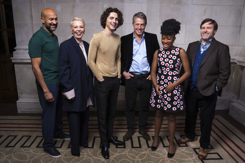 Keegan-Michael Key, de izquierda a derecha, Olivia Colman, Timothee Chalamet, Hugh Grant, Calah Lane y el director Paul King posan para promover Wonka el miércoles 29 de noviembre de 2023 en Londres. (Scott Garfitt/Invision/AP)