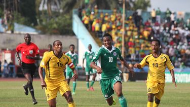 americateve | El jugador de Nigeria, John Obi Mikel, centro, disputa un bal&oacute;n en un partido contra Etiop&iacute;a por las eliminatorias de Africa el s&aacute;bado, 16 de noviembre de 2013, en Calabar, Nigeria. (AP Photo/Sunday Alamba)