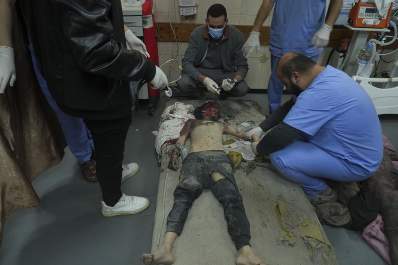 Palestinos heridos en bombardeos israelíes contra la Franja de Gaza en el hospital de Deir al-Balah, el domingo 3 de diciembre de 2023. (AP Foto/ Hatem Moussa)