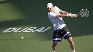 americateve | El tenista checo Tomas Berdych devuelve una pelota contra Sergiy Stakhovsky en el torneo de Dubai el mi&eacute;rcoles, 26 de febrero de 2014. (AP Photo/Kamran Jebreili)