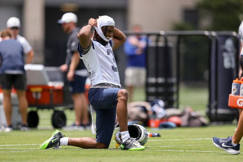 El receptor abierto de los Cowboys de Dallas, George Pickens (3), participa en el minicampamento del equipo de fútbol americano de la NFL, el martes 16 de junio de 2026, en Frisco, Texas. (Foto AP/Gareth Patterson)