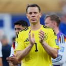 El portero alemán Manuel Neuer le aplaude a los aficionados tras la derrota en los dieciseisavos de final de la Copa Mundial en penales ante Paraguay el lunes 29 de junio del 2026. (AP Foto/Martin Meissner)