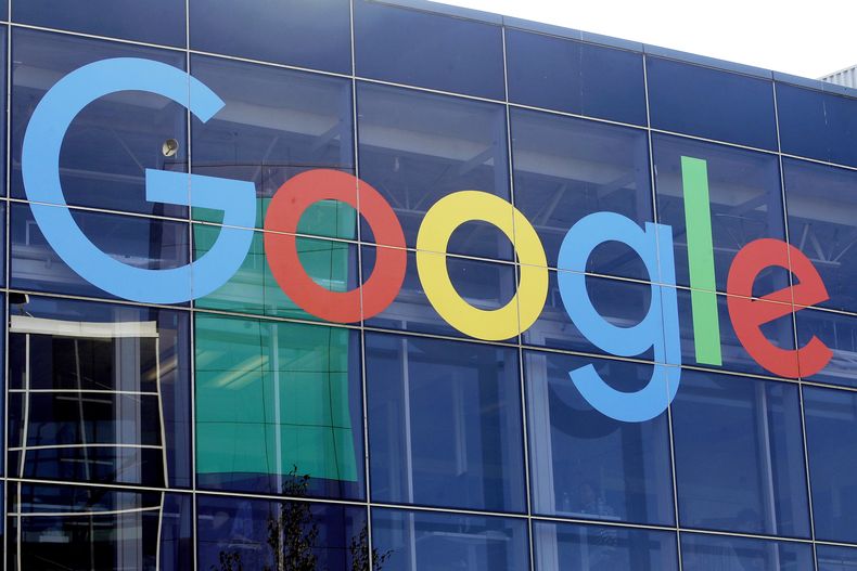 ARCHIVO – El logotipo de Google en un edificio de la empresa, en su campus de Mountain View, California, el 24 de septiembre de 2019. (AP Foto/Jeff Chiu, Archivo)