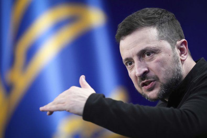 El presidente de Ucrania Volodymyr Zelenskyy durante una conferencia de prensa, el domingo 23 de febrero de 2025, en Kiev, Ucrania. (AP Foto/Evgeniy Maloletka)