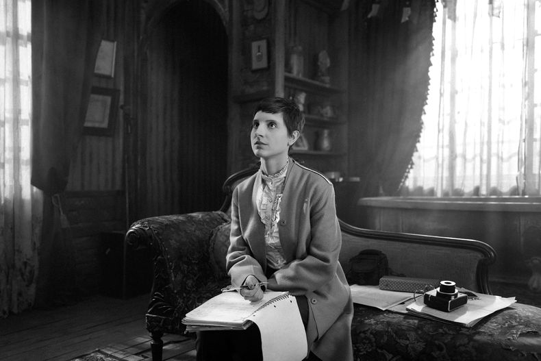 En esta imagen proporcionada por Netflix, Paula Luchsinger como Teresita en una escena de El Conde. (Diego Araya Corvalán/Netflix vía AP)