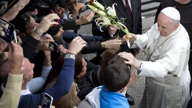 americateve | El papa Francisco es saludado por los fieles al llegar a un encuentro con familiares de v&iacute;ctimas de la mafia en la Iglesia San Gregorio VIII el viernes 21 de marzo del 2014. (AP Foto/Andrew Medichini)