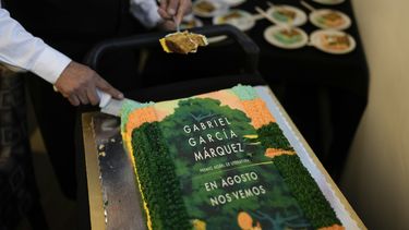 Un mesero corta trozos de un pastel decorado con la portada de la novela En agosto nos vemos para celebrar el cumpleaños del autor colombiano Gabriel García Márquez y el lanzamiento de su novela póstuma en una librería en la Ciudad de México el miércoles 6 de marzo de 2024. (Foto AP/Eduardo Verdugo)