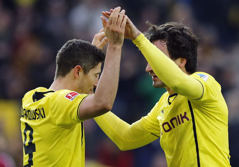 El jugador de Borussia Dortmund, Robert Lewandowski, izquierda, festeja un gol contra  Nuremberg el s&aacute;bado, 1 de marzo de 2014, en Dortmund, Alemania.(AP Photo/Frank Augstein)