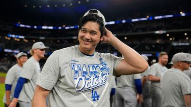 Shohei Ohtani de los Dodgers de Los Ángeles celebra el pase del equipo a la Serie de Campeonato de la Liga Nacional tras eliminar a los Bravos de Atlanta, el miércoles 7 de octubre de 2026, en Atlanta. (AP Foto/Mike Stewart)