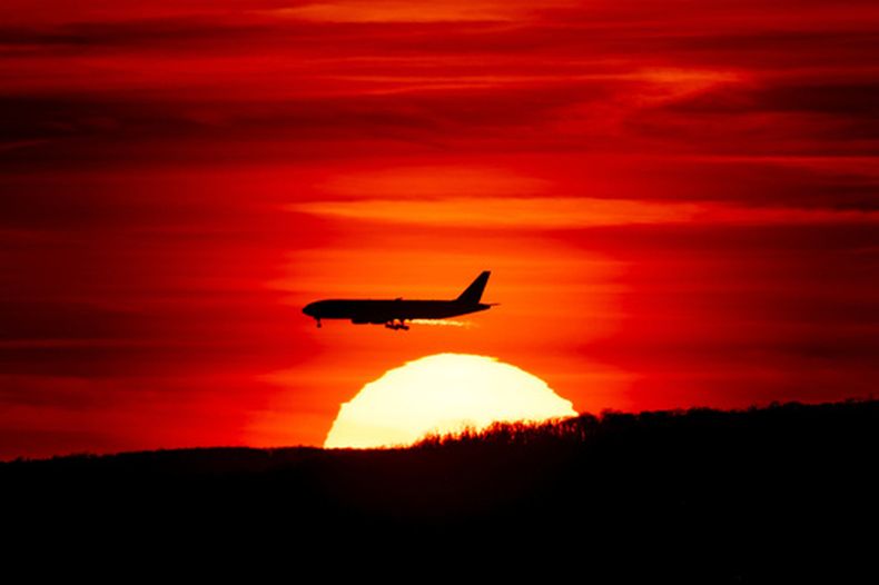 Un avión de pasajeros en aproximación al Aeropuerto Internacional Newark Liberty, en Nueva Jersey, el 27 de marzo de 2019. (Foto AP/J. David Ake, Archivo)