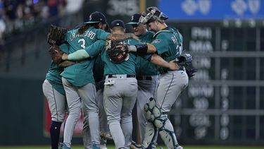 Los Marineros de Seattle festejan la victoria ante los Astros de Houston, el domingo 9 de julio de 2023, en Houston. (AP Foto/Kevin M. Cox)