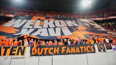 Unos aficionados neerlandeses sostienen una manta de bienvenida para el entrenador de los Países Bajos, Xavi Hernández, durante el partido de fútbol de la Liga de Naciones de la UEFA entre Holanda y Alemania, en Ámsterdam, Países Bajos, el 24 de septiembre de 2026. (Foto AP/Martin Meissner)