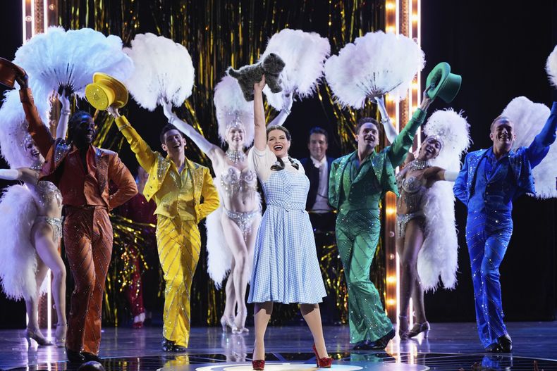 Megan Hilty, en el centro, interpreta For the Gaze durante la 78.ª edición de los Premios Tony el domingo 8 de junio de 2025, en el Radio City Music Hall de Nueva York. (Foto Charles Sykes/Invision/AP)