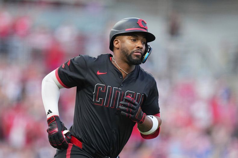 ARCHIVO - El dominicano Miguel Andújar, de los Rojos de Cincinnati, festeja tras batear un jonrón ante los Cachorros de Chicago, el 19 de septiembre de 2025 (AP Foto/Jeff Dean, File)