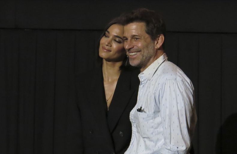 El director Zack Snyder, derecha, posa con la actriz Sofia Boutella durante una conferencia de prensa de la película Rebel Moon: Part One - A Child of Fire en la Ciudad de México el lunes 4 de diciembre de 2023. (Foto AP/Berenice Bautista)