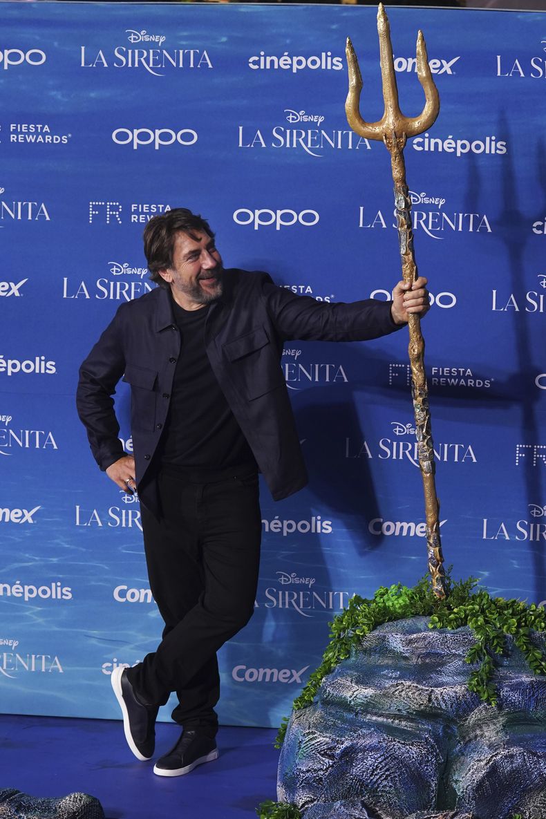 El actor Javier Bardem posa en la alfombra azul de la película La Sirenita en la Ciudad de México el 11 de mayo de 2023. (Foto AP/Marco Ugarte)