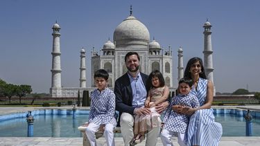 El vicepresidente de Estados Unidos, JD Vance, y su familia, incluida su esposa Usha Vance, visitan el Taj Mahal, el miércoles 23 de abril de 2025, en Agra, India. (Kenny Holston /The New York Times vía AP, Pool)