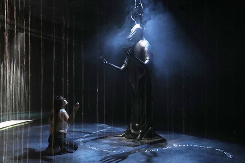 La obra Lo Desconocido, una pieza mitad ciervo, mitad humano de la artista británico-mexicana Leonora Carrington, se exhibe en la exposición Laberinto Mágico en el Centro de Artes Inmersivas (CAI) de la Ciudad de México, el lunes 20 de abril de 2026. (Foto AP/Marco Ugarte)